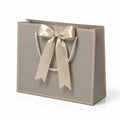 Sacchetto regalo 30 x 12 x 25 cm in carta tortora e avorio con fiocco elegante