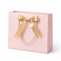 Sacchetto regalo 30 x 12 x 25 cm in carta rosa con fiocco dorato e manici in corda